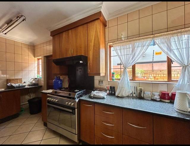 5 BEDROOM HOUSE FOR SALE IN SONNEVELD